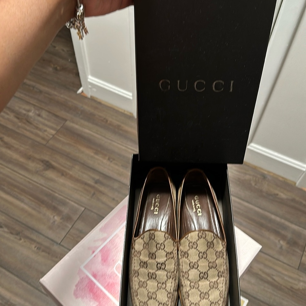 Authentic Gucci Loafers size 9 (not for wide width foot)